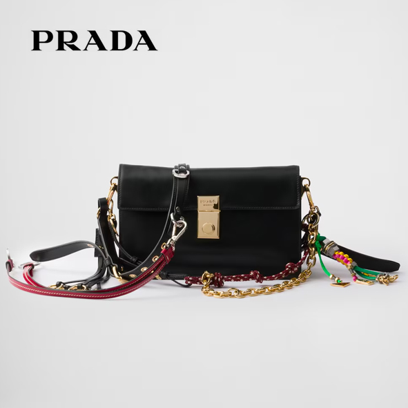 [프라다] 참이 달린 스몰 소프트 사운드 가죽 숄더백
